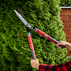 Ножницы с телескопическими ручками оснащены зубчатой передачей, позволяющей вдвое снизить прилагаемые усилия.